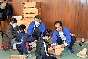 第39回技能祭にて　子供たちの『ものづくり体験』をサポート１